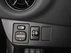 Toyota Yaris (2017) thumbnail 12