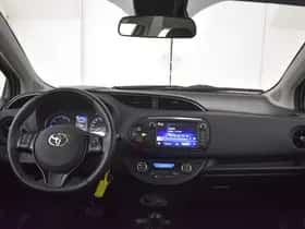Toyota Yaris (2017) thumbnail 4