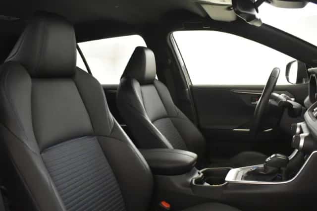 Toyota RAV4 (2022) thumbnail 3