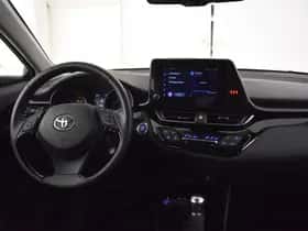 Toyota C-HR (2022) thumbnail 4
