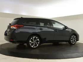 Toyota Auris (2015) thumbnail 2