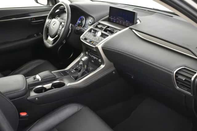 Lexus NX (2018) thumbnail 3