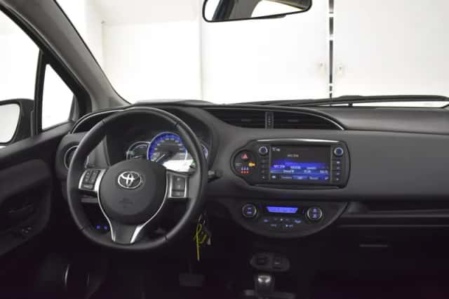 Toyota Yaris (2016) thumbnail 3
