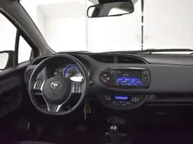 Toyota Yaris (2016) thumbnail 3