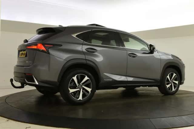 Lexus NX (2021) thumbnail 2