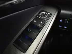 Lexus IS (2015) thumbnail 31