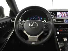 Lexus IS (2015) thumbnail 9