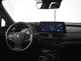 Lexus UX (2024) thumbnail 4
