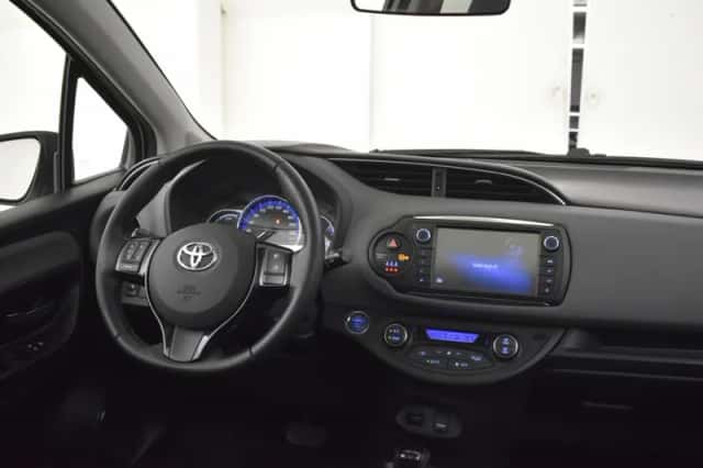 Toyota Yaris (2016) thumbnail 3