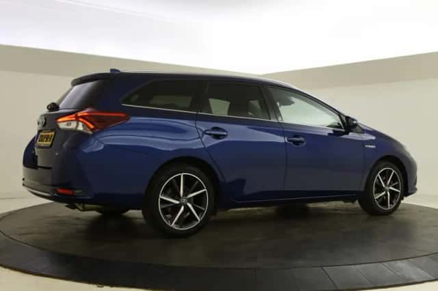 Toyota Auris (2018) thumbnail 2