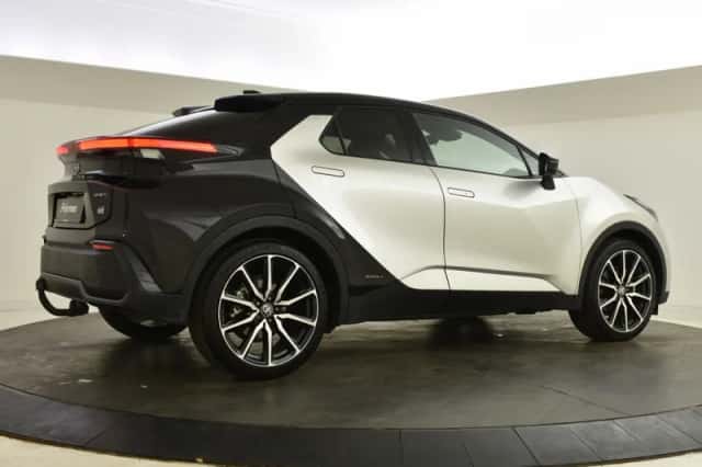 Toyota C-HR (2024) thumbnail 2
