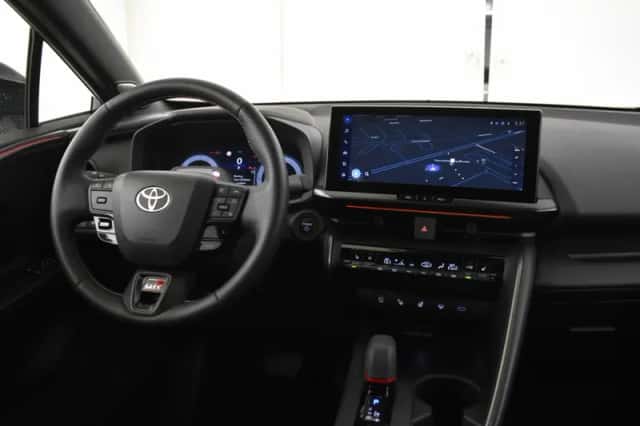 Toyota C-HR (2024) thumbnail 4