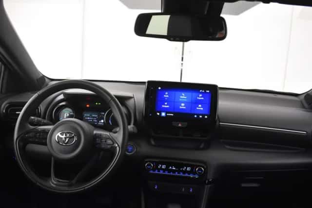 Toyota Yaris (2023) thumbnail 3