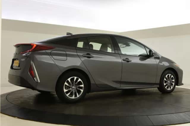 Toyota Prius (2021) thumbnail 2