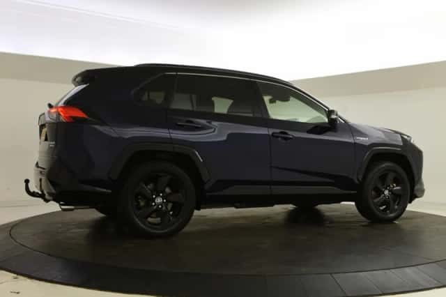 Toyota RAV4 (2021) thumbnail 2