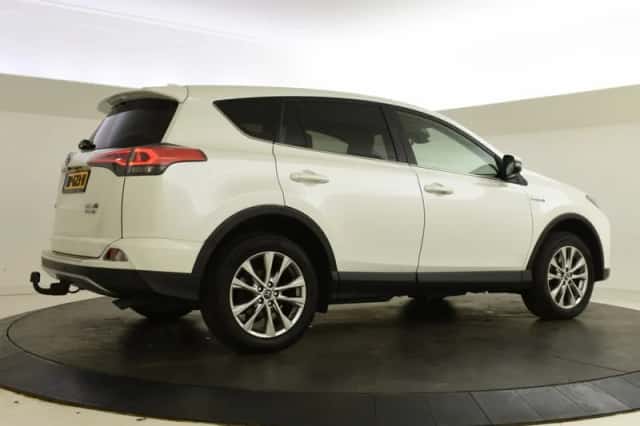 Toyota RAV4 (2017) thumbnail 2