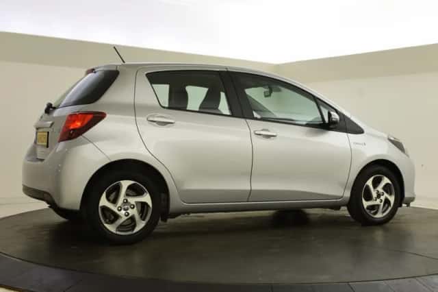 Toyota Yaris (2015) thumbnail 2
