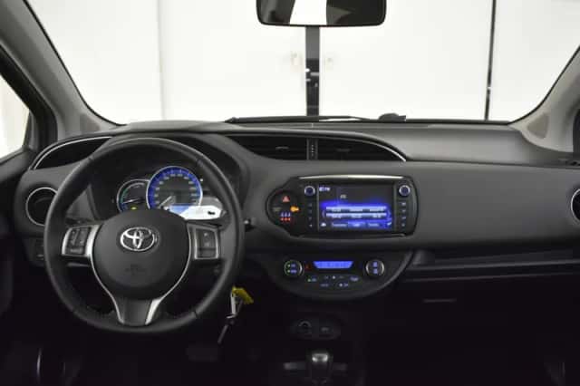 Toyota Yaris (2015) thumbnail 3