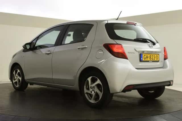Toyota Yaris (2015) thumbnail 6