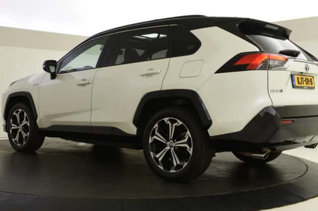 Toyota RAV4 (2021) thumbnail 6