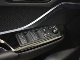 Toyota C-HR (2021) thumbnail 17