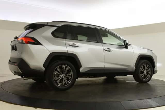 Toyota RAV4 (2022) thumbnail 2
