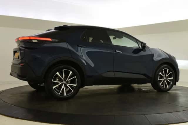 Toyota C-HR (2024) thumbnail 2