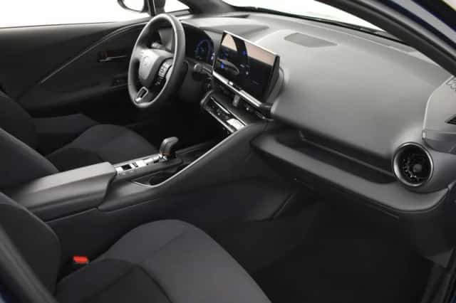 Toyota C-HR (2024) thumbnail 3