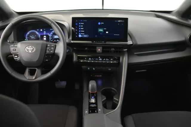 Toyota C-HR (2024) thumbnail 4
