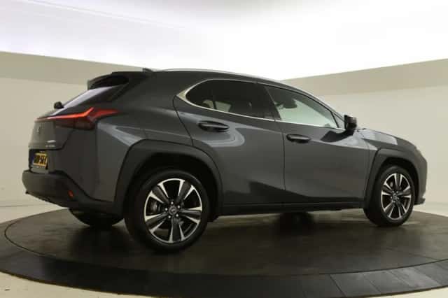 Lexus UX (2025) thumbnail 2