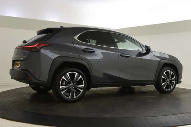 Lexus UX (2025) thumbnail 2