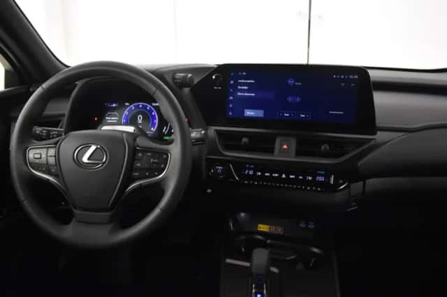 Lexus UX (2025) thumbnail 4