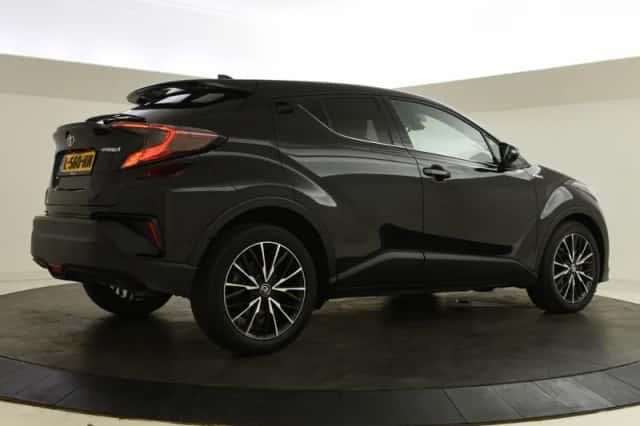 Toyota C-HR (2019) thumbnail 2