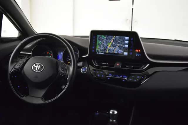 Toyota C-HR (2019) thumbnail 4