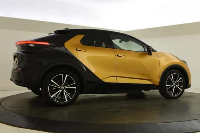 Toyota C-HR (2024) thumbnail 2