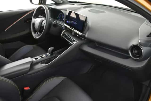 Toyota C-HR (2024) thumbnail 3