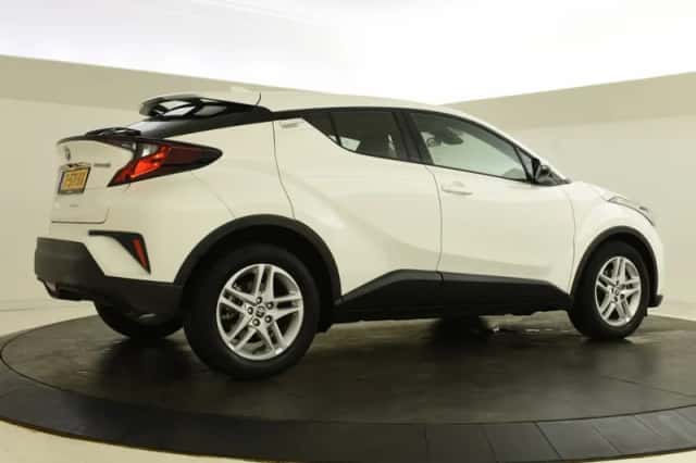 Toyota C-HR (2023) thumbnail 2