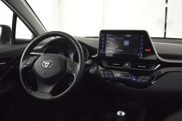 Toyota C-HR (2023) thumbnail 3
