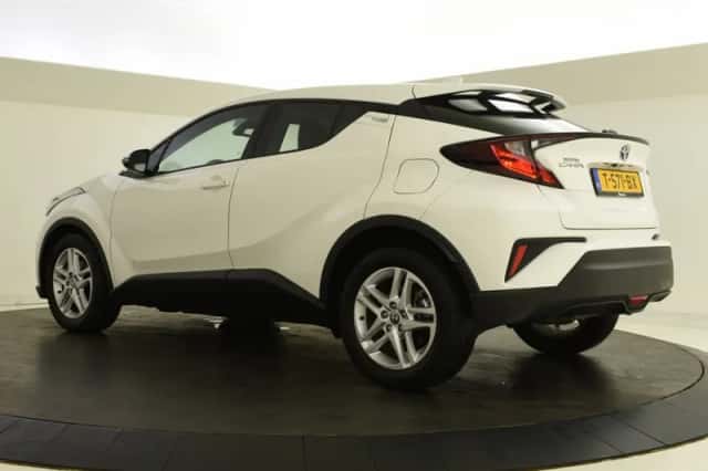 Toyota C-HR (2023) thumbnail 5