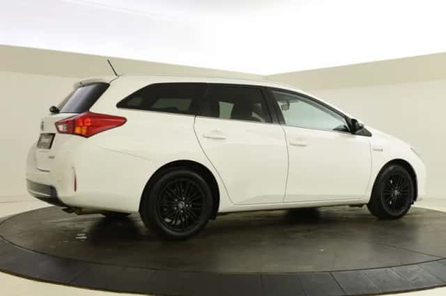 Toyota Auris (2015) thumbnail 2