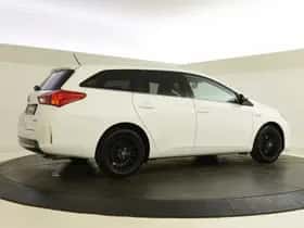 Toyota Auris (2015) thumbnail 2