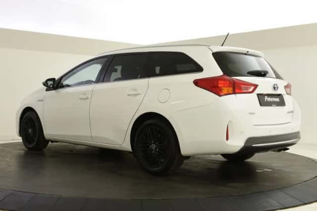 Toyota Auris (2015) thumbnail 6