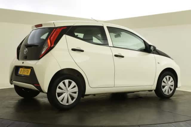 Toyota Aygo (2021) thumbnail 2