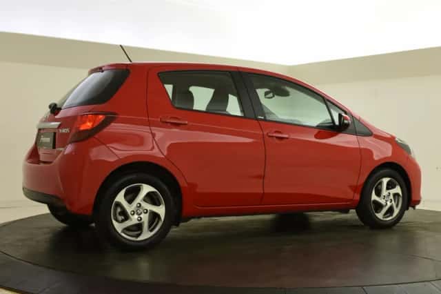 Toyota Yaris (2016) thumbnail 2