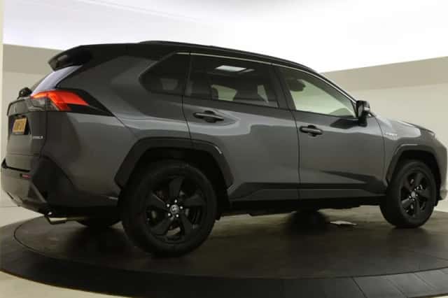 Toyota RAV4 (2022) thumbnail 2