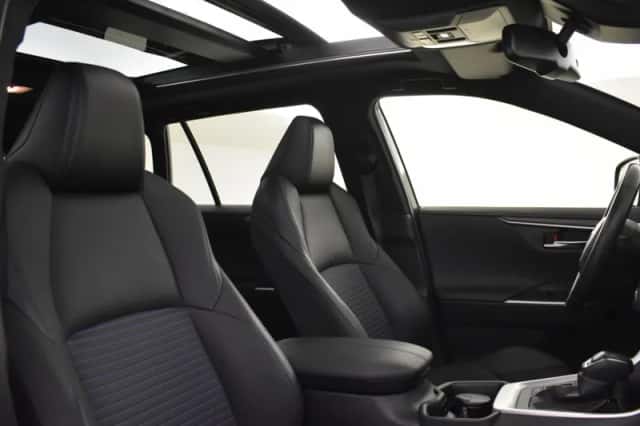 Toyota RAV4 (2022) thumbnail 3
