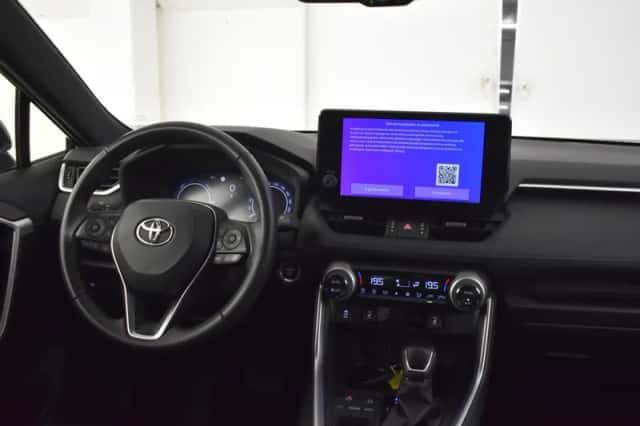 Toyota RAV4 (2024) thumbnail 3