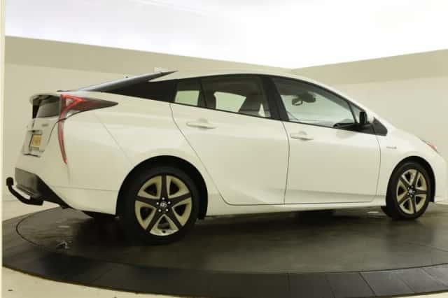 Toyota Prius (2017) thumbnail 2