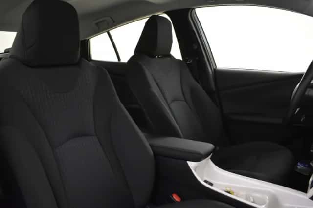 Toyota Prius (2017) thumbnail 3
