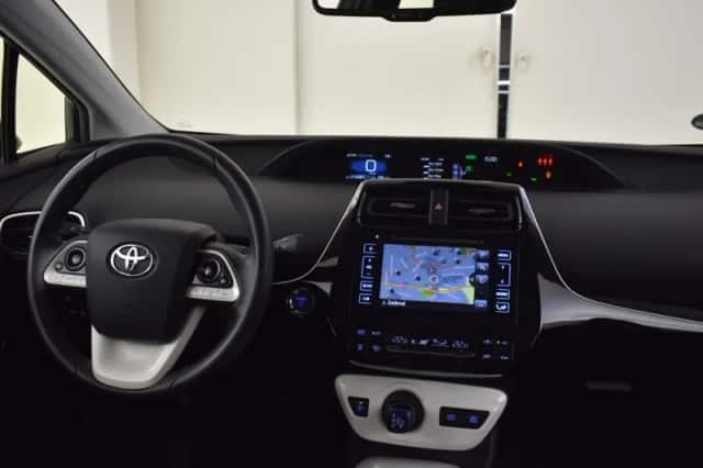 Toyota Prius (2017) thumbnail 4